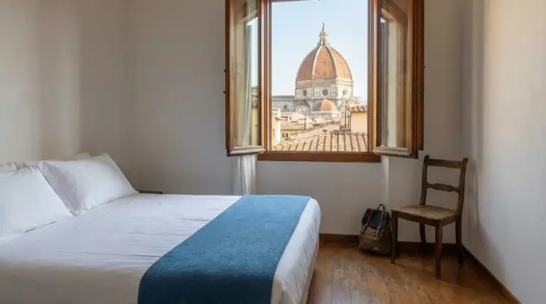 Camera semplice con vista sulla cupola del Duomo di Firenze dalla finestra