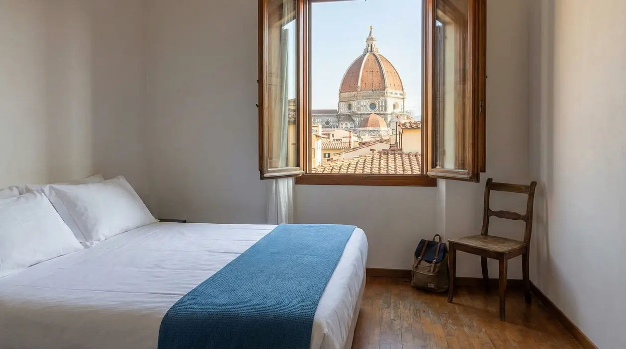 Camera semplice con vista sulla cupola del Duomo di Firenze dalla finestra