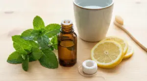 Ingredienti naturali per l'igiene orale come menta, limone, olio essenziale e filo interdentale